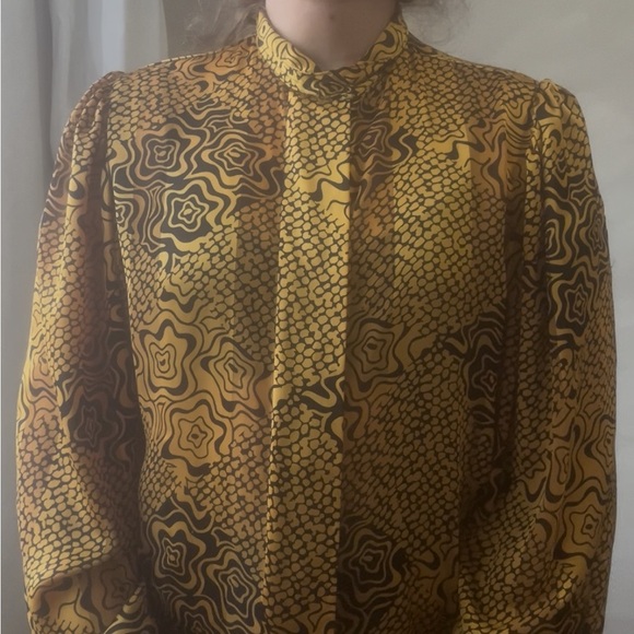 Vintage 80s gold and black graphic print blouse size medium - Picture 8 of 8